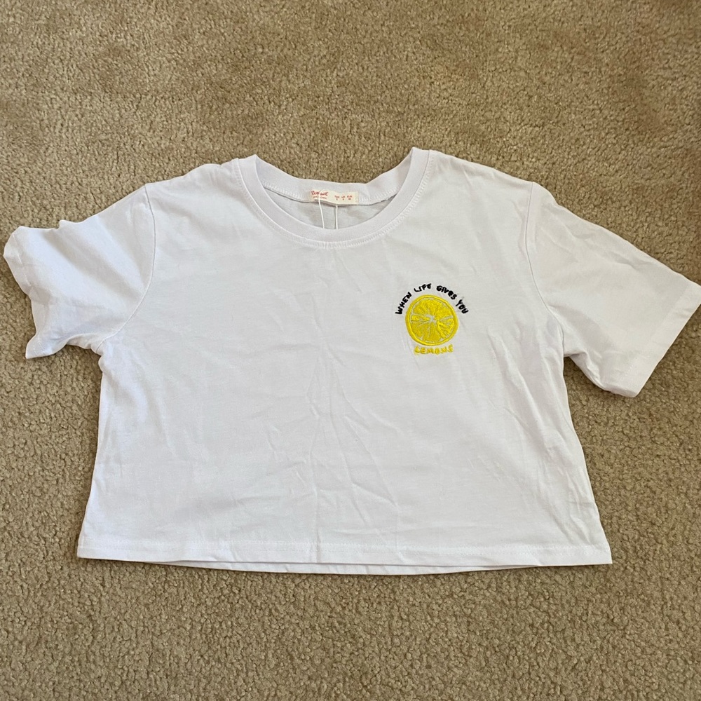 Romwe. Cropped white tee shirt. Size Small